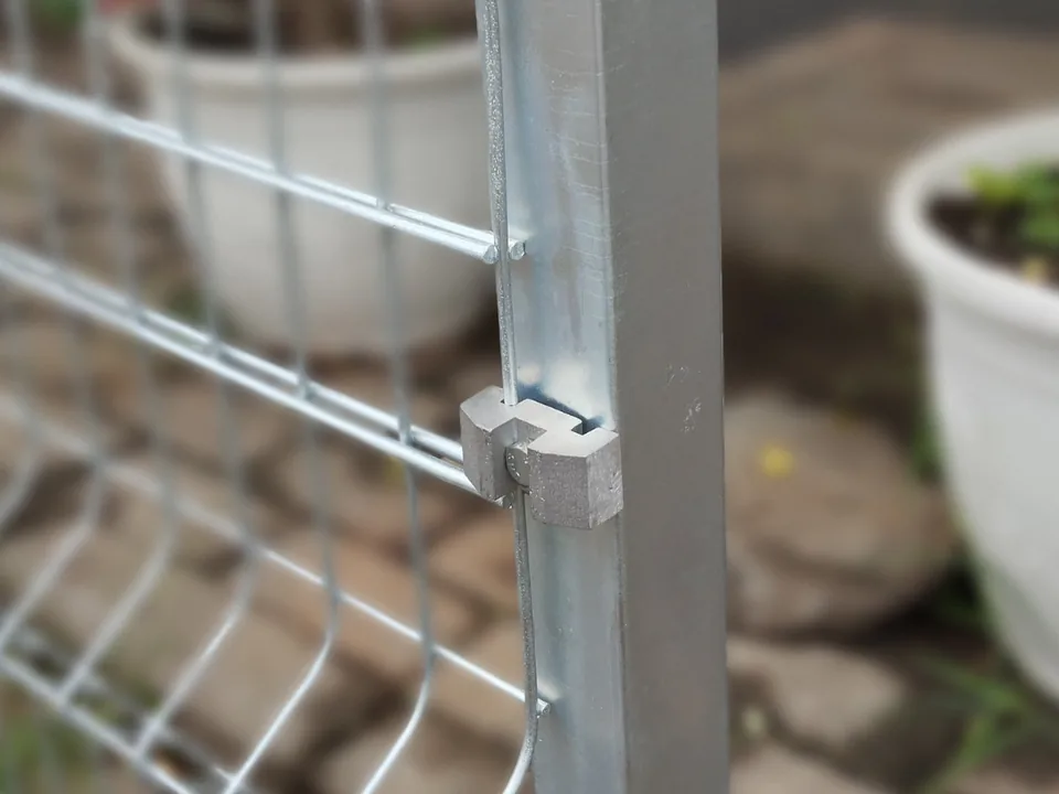 M-Clip Halarag terpasang mengunci panel Pagar 3D pada tiang hollow