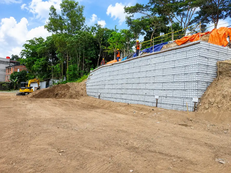 Konstruksi dinding penahan tanah dengan Facing Mesh Halarag dan lapisan geosintetik