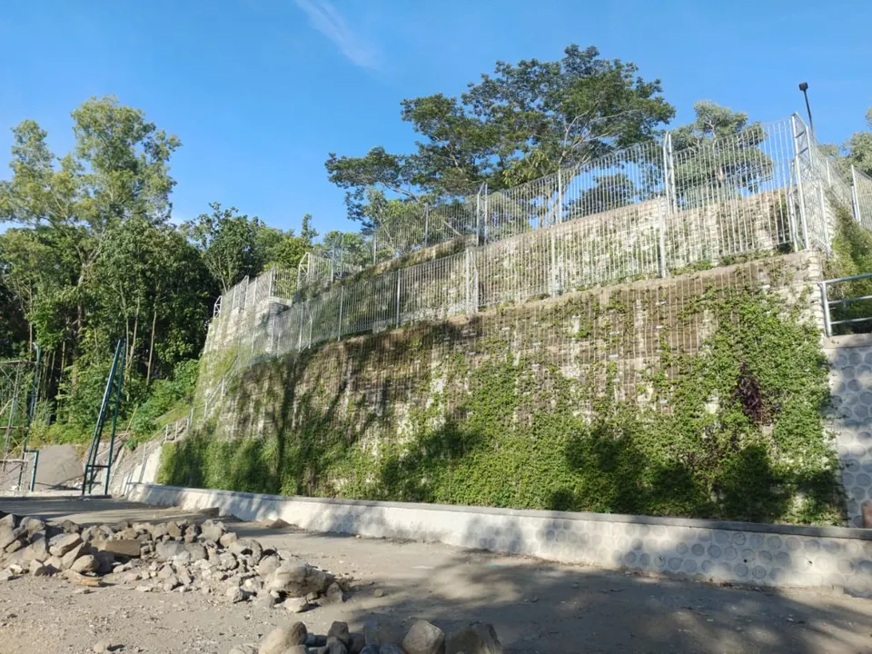 Dinding penahan tanah dengan Facing Mesh Halarag yang sudah ditumbuhi tanaman hijau