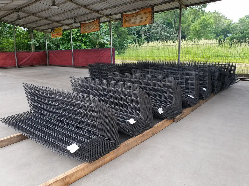 Tumpukan panel Facing Mesh Halarag yang sudah ditekuk, siap dikirim