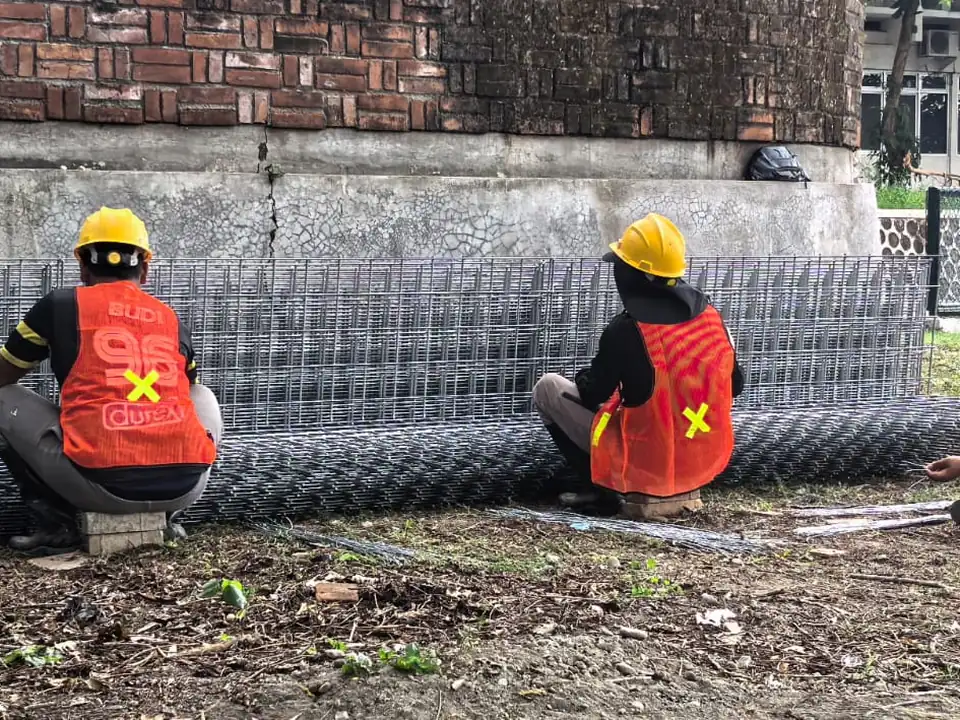 Pekerja memasang panel Facing Mesh Halarag di bagian dasar dinding penahan tanah