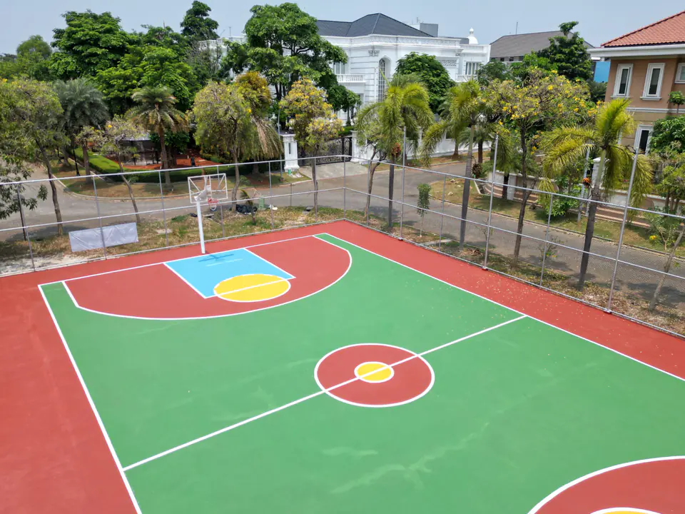 Kawat harmonika Halarag sebagai pagar lapangan basket