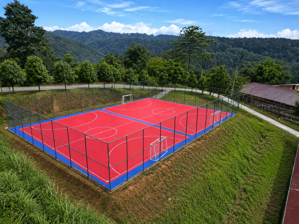 Kawat harmonika Halarag sebagai pagar lapangan futsal
