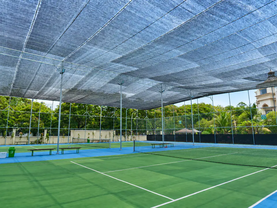 Kawat harmonika Halarag sebagai pagar lapangan tenis