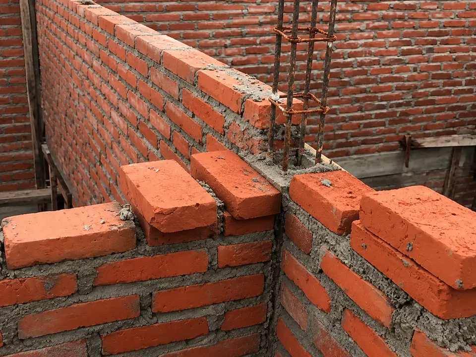 Tulangan Kolom Praktis Halarag di sudut pasangan dinding bata yang sedang dibangun