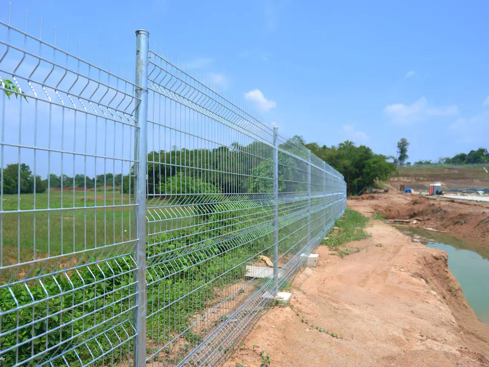 Pagar 3D Halarag terpasang sebagai pembatas area terbuka