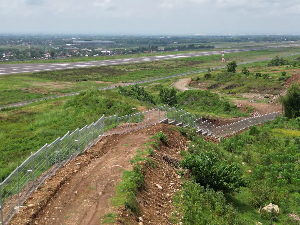 Pagar BRC Halarag terpasang di area bandara