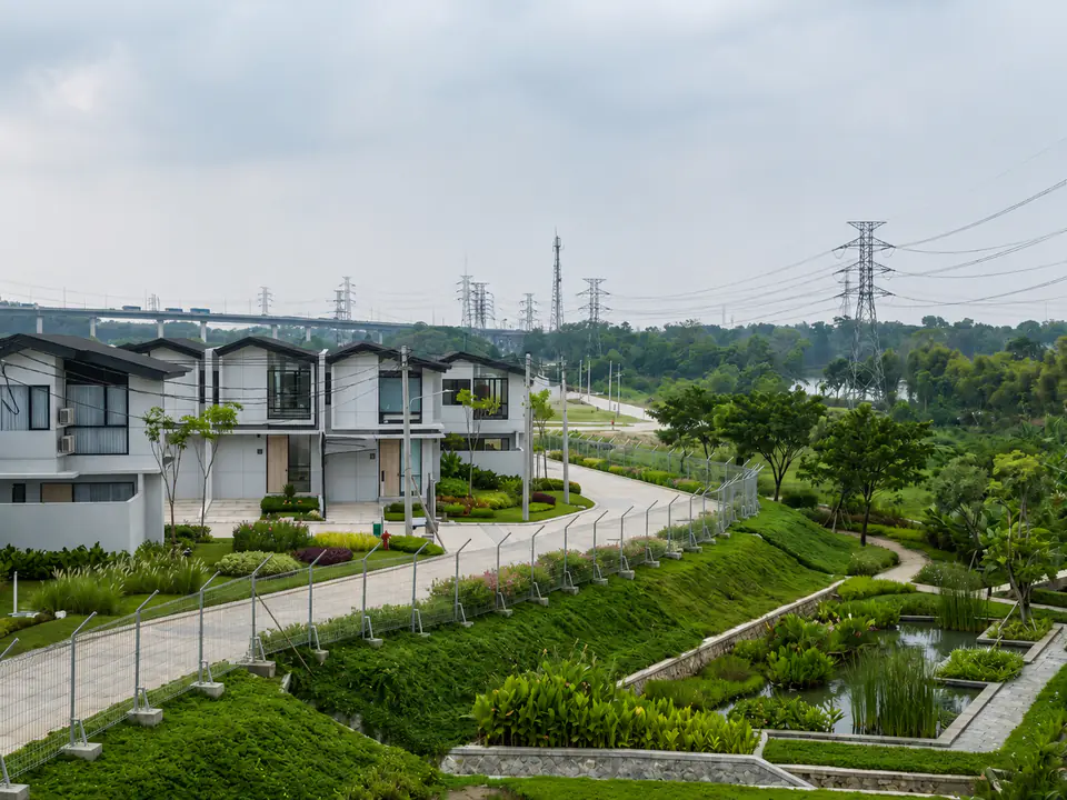 Pagar BRC Halarag sebagai pembatas area perumahan