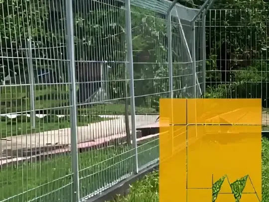 Foto proyek Tiang Γ Halarag pada pagar dengan kawat berduri