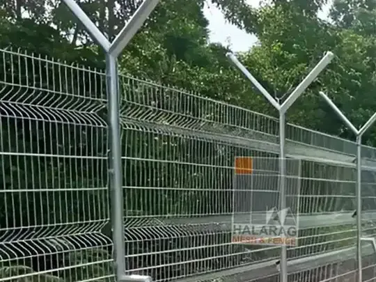 Foto proyek Tiang Y Halarag pada Pagar BRC dengan kawat berduri