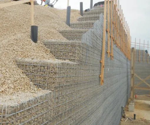 Dinding Welded Gabion Reinforce Halarag bertingkat dengan tanah urugan di belakangnya