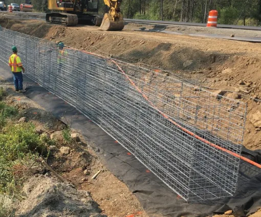 Pemasangan Welded Gabion Reinforce Halarag di sepanjang tebing dengan lapisan geotextile