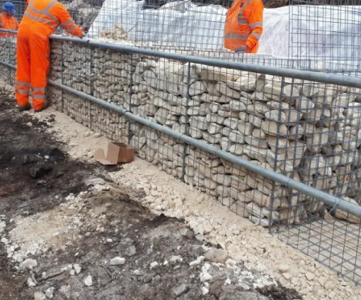 Pekerja mengisi Welded Gabion Reinforce Halarag dengan batu
