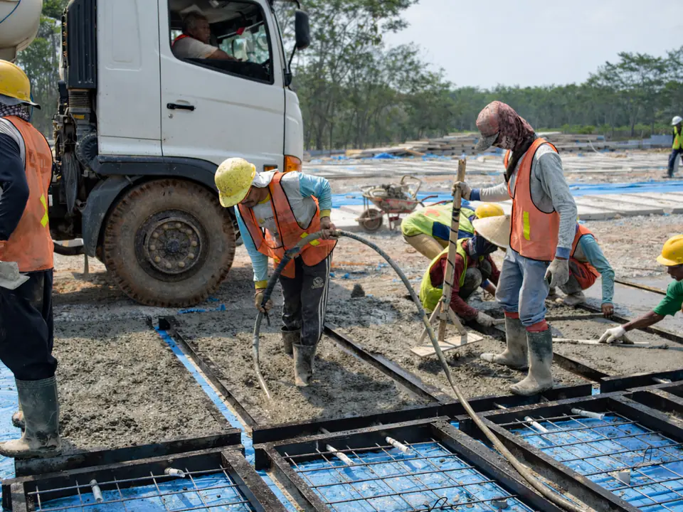 Pekerja memasang wiremesh Halarag pada pekerjaan beton