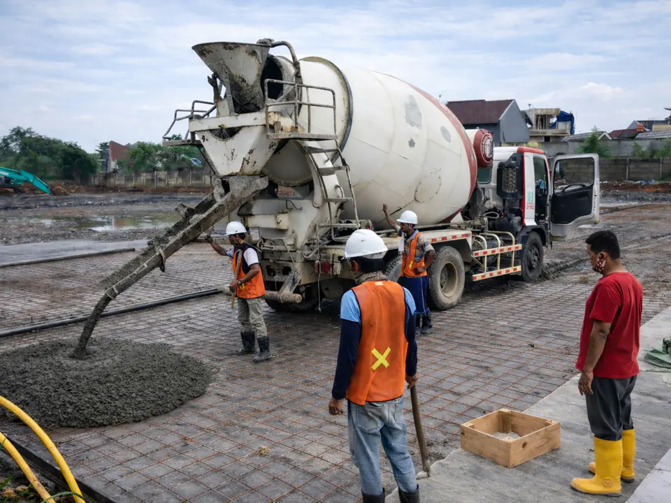 Pengecoran beton di atas wiremesh Halarag