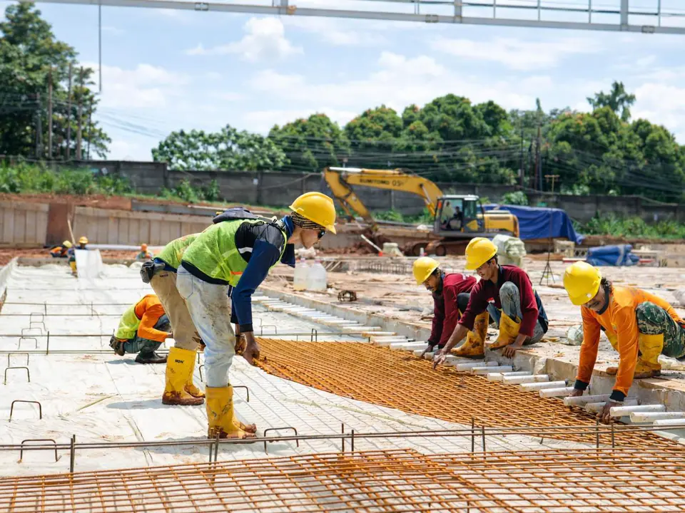 Pekerja memasang wiremesh custom Halarag sebagai tulangan pelat beton precast