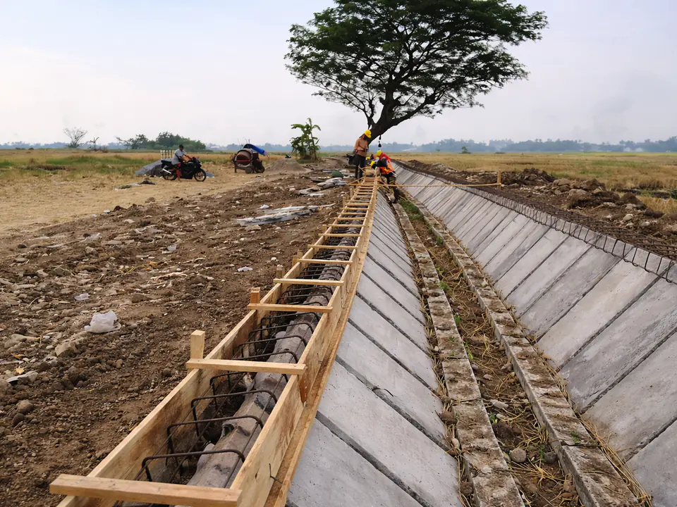 Pemasangan panel beton pracetak saluran irigasi dengan tulangan wiremesh custom