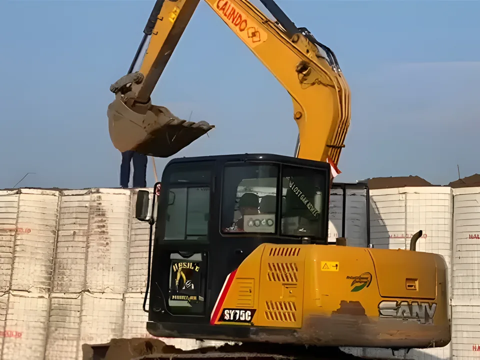 Alat berat mengisi Wiremesh Defensive Barrier Halarag dengan tanah