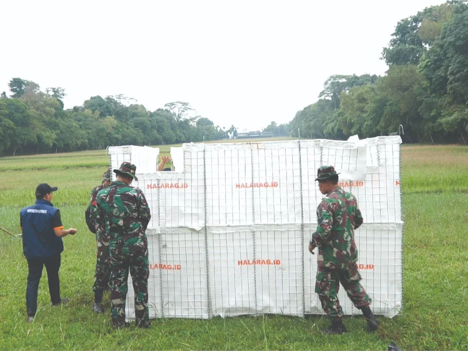 Personel memeriksa rangkaian Wiremesh Defensive Barrier Halarag di lapangan