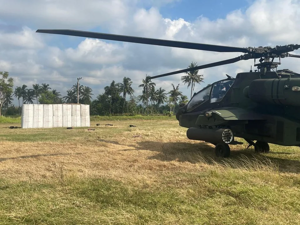 Rangkaian Wiremesh Defensive Barrier Halarag di area terbuka dekat helikopter militer