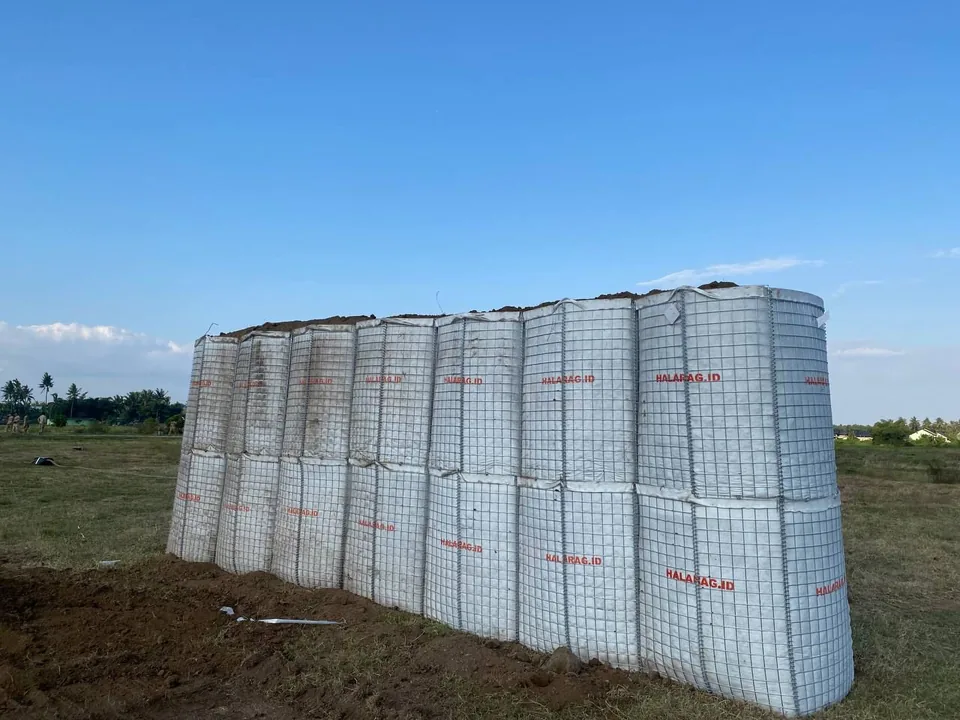Rangkaian Wiremesh Defensive Barrier Halarag bertingkat terpasang di lapangan
