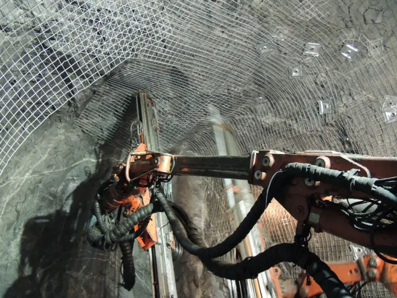 Alat pengeboran memasang wiremesh tambang Halarag pada dinding terowongan